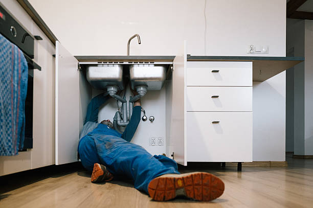 Professional Emergency Plumber technician working in Murdock, FL